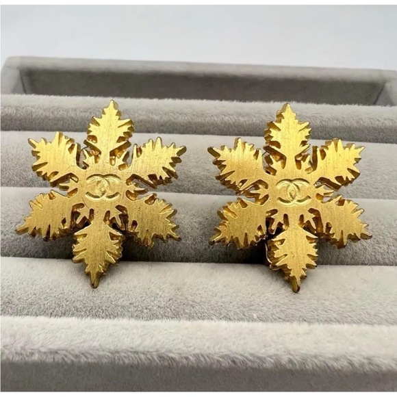 Chanel Vintage Snowflake Gold Clip-on Earrings - Picture 2 of 8